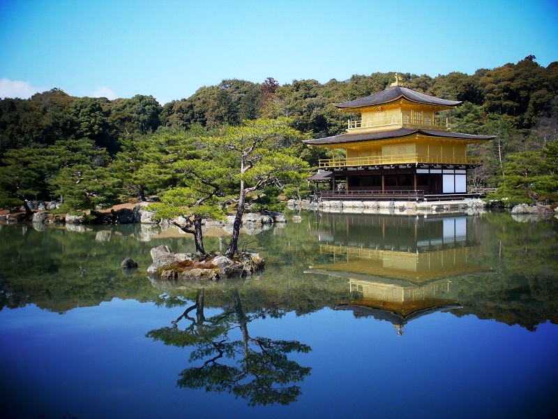 金閣寺　冬の鏡湖池